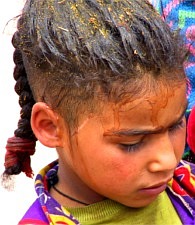 meisje met henna in het haar...