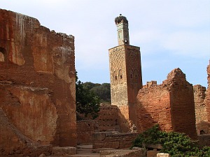 ...de fel beschadigde minaret