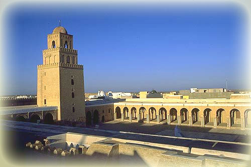 zicht op binnenplaats en minaret van 'de Grote Moskee'