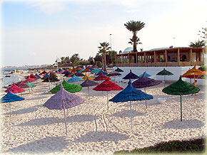 het strand met vele 'prive' plaatsen voor de hotels