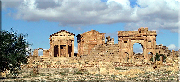  het centrum van de 'Romeinse site' in Sbeitla: de toegangsboog, het 'forum' en het 'capitool' 