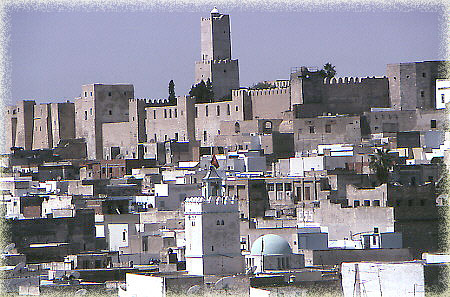 Sousse met zijn zwaar ommuurde medina op de achtergrond en de toren van de kasba