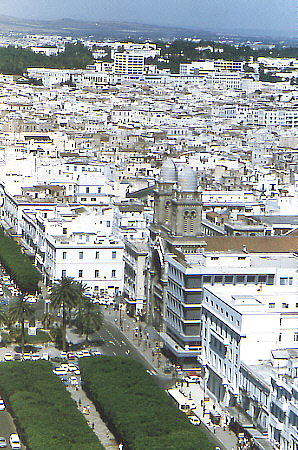 de stad Tunis met onderaan de Avenue Bourguiba naar de medina toe