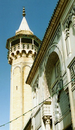 minaret en voorgevel van de Hammouda Pasha moskee