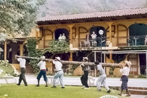 in de tuin van hotel Villa Atitlán