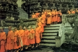 Boeddhisten in de tempel van de Dageraad (Bangkok)