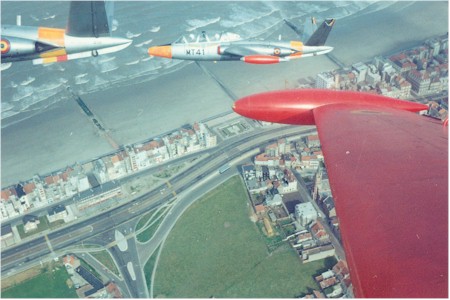 Laatste formatievlucht tijdens het overvliegen van Knokke met de MT-41.