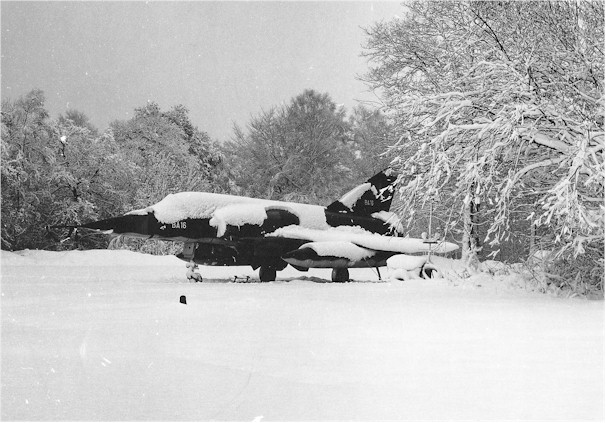 Het verlammend effect van een geweldige sneeuwbui op alle vliegactiviteiten, vergelijkbaar met deze foto genomen in Florennes in november 1971.