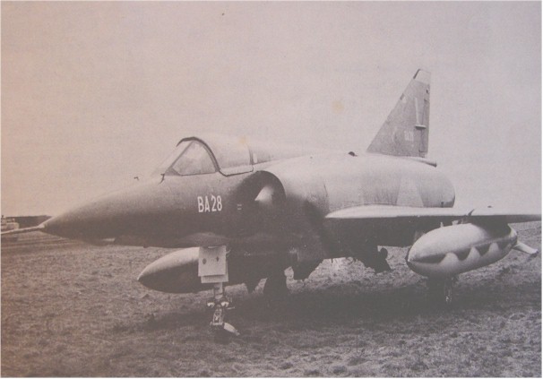 De BA 28 kort na zjn landing zonder motor in Bitburg.