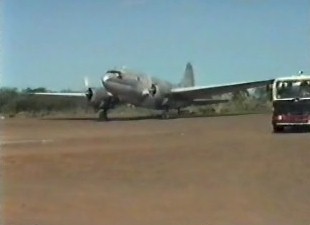 Het krasse oudje, de C-46 Commando van het Canadese Air Manitoba.