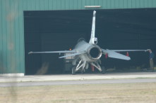 Belgische F 16 verdwijnt voor enkele jaren in NAVO-loods te Weelde.