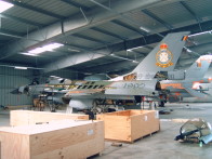F 16's van diverse pluimage worden ontmanteld. 