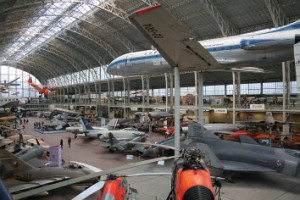 Vliegtuigen die steltlopen in luchtvaarthal van het KLM.