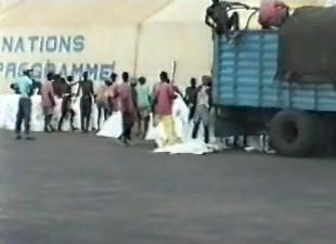 Vrachtwagen is zojuist gearriveerd vanuit Monbassa via Nairobi met hulpgoederen.