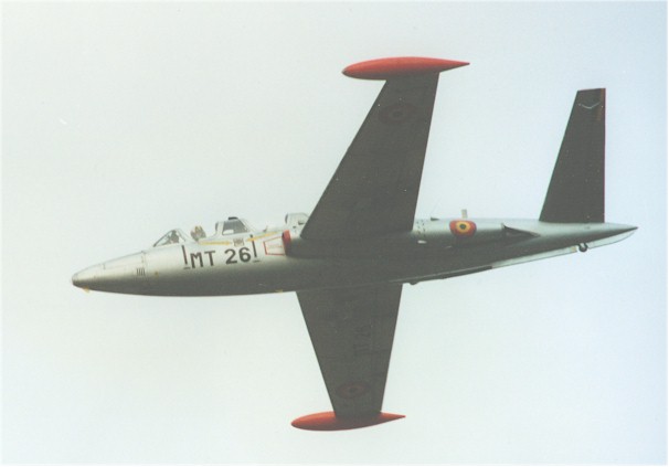De MT-26, afkomstig van Brustem, die even langsvliegt bij de spotters in Weelde die op 10 januari 1994  ongeduldig wachten op de komst van de eerste groep Mirages.