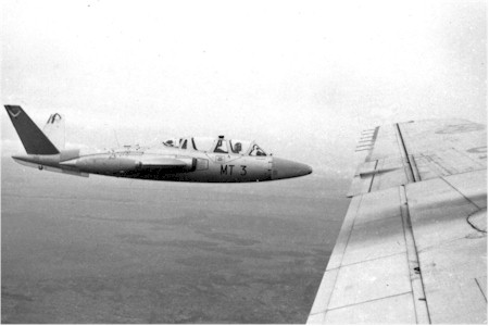 Als escorte in het voorjaar van 1960 naast de DC-6 die generaal Burniaux naar Kamina brengt (Foto Frank Swietek). 
