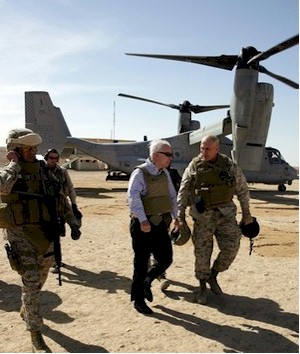 McCain stapt uit een MB-22B van de Marines tijdens zijn bezoek aan Irak op 22 maart 2008.