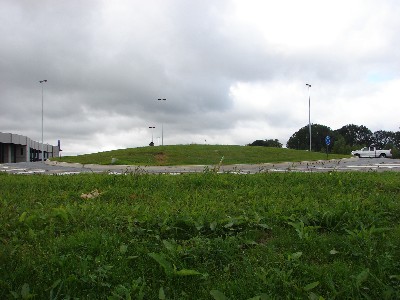De rotonde ligt klaar in augustus 2007, wachtend op zijn Fouga. 