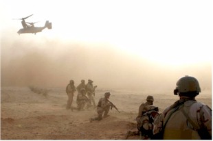 Een gecombineerde opdracht van Mariniers en Irakese soldaten, bij het krieken van de dag op 18 maart 2008.