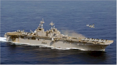 VMM-263 met zijn 10 MV-22B's aan boord van de Wasp, richting Irak, in september 2007.