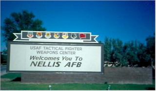 Iedereen is welkom aan de ingang van het immense Nellis AFB.