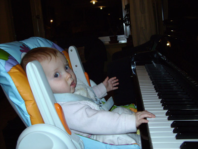 Eva au  piano - 8 mois