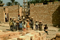 Les enfants approvisionnent en briques