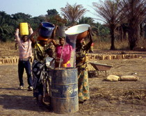 Les femmes approvisionnent en eau de la rivire