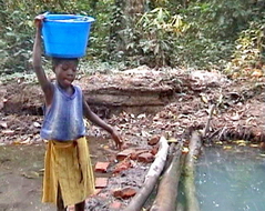 Les enfants portent l'eau