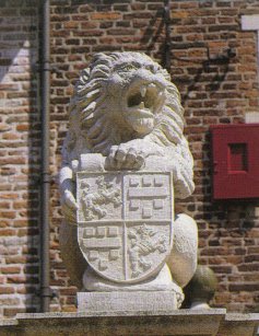 Leeuw bij de hoofdingang van Kasteel Doorwerth met het wapen van Daem Willem Schellart van Obbendorf