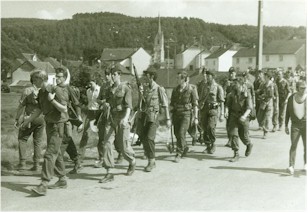 De 73 A - promotie zwetend en zwoegend in de buurt van Arlon tijdens de mars van de Herdenking en de Vriendschap.