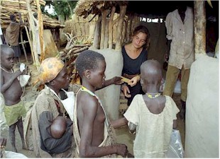 Actrice humanitaire de Mdecins sans Frontires vrifi les cartes d'enregristrement. Ensuite elle distribuera les crales pour une semaine aux enfants et le sorghum pour chaque famille.