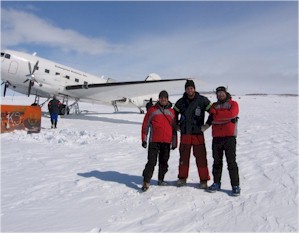 De verkenningsploeg van de Belgische Zuidpoolexpeditie maakt dankbaar gebruik van een DC-3 op ski's maar voorzien van moderne turboprop motoren. Misschien in de toekomst een soortgelijk beeld van een Belgische Herc?