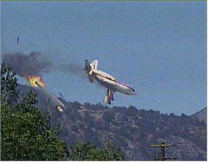 Fatale crash in Californi van een burger C 130 blusvliegtuig na het verlies van de vleugels.