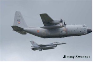 De C-130H en de F-16, hier een duo tijdens de airshow van Koksijde in 2006, maar ook een onfafwendbare noodzaak tijdens NEO-operaties. 