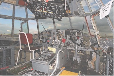 Het groot onderhoud van een C-130 heeft aandacht voor alle onderdelen, ook in de cockpit.