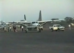 Cessna Caravane laat passagiers instappen met bestemming Zuid-Soedan.
