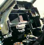 De cockpit met zijn MFDs en MPDs.