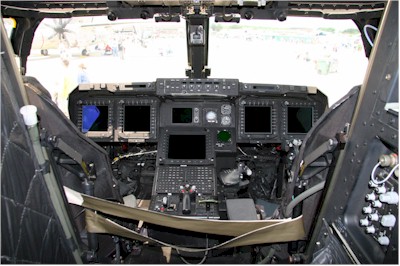 De glass cockpit van de Osprey MV-22B met zijn 4 MFD's en zijn "Barco"scherm in het midden.
