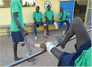 Des habitants du Sud Soudan en convalescence  l'hpital de Lopiding de l' ICRC. 