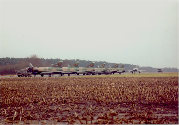 Le premier groupe de 10 Mirages est presque complet. Les tracteurs d'aérodrome s'occuperont ensuite de leur destin.