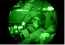 Met de night vision goggle in aanslag, de aangepaste cockpitverlichting en de speciale training kan men omzeggens in het pikkedonker opereren.