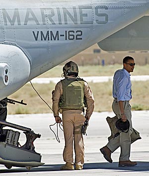 Obama zet voet op Jordaanse bodem na een bezoek aan Irak op 22 juli 2008. En inderdaad hij werd beschermd door een Belgisch MAG machinegeweer van FN.  