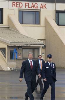President Bush tijdens bezoek aan Red Flag Alaska. 