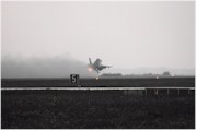 F-16 bij scramble die tevens even de startbaan droog blaast.