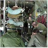 Er is plaats voor 74 brancards in de C-130. Als de nood hoog is lijkt een minimum aan comfort te volstaan.