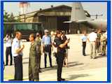 De parkeerplaats voor bezoekende vliegtuigen voor de roestige DATF hangaar te Villafranca tijdens een bezoek van de pers op 12 september 1997.