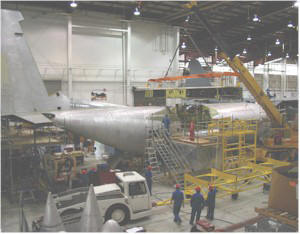 Installatie van een nieuwe wingbox tijdens een grote onderhoudsbeurt van een C 130. of a C 130. 