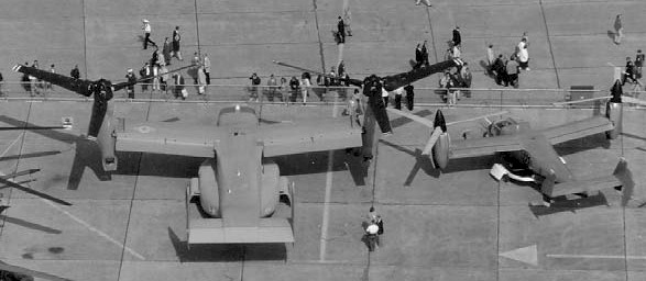 De V-22 Osprey en XV-15 samen op Le Bourget in juni 1995.