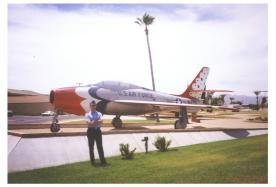 Een F84F in de kleuren van de Thunderbirds